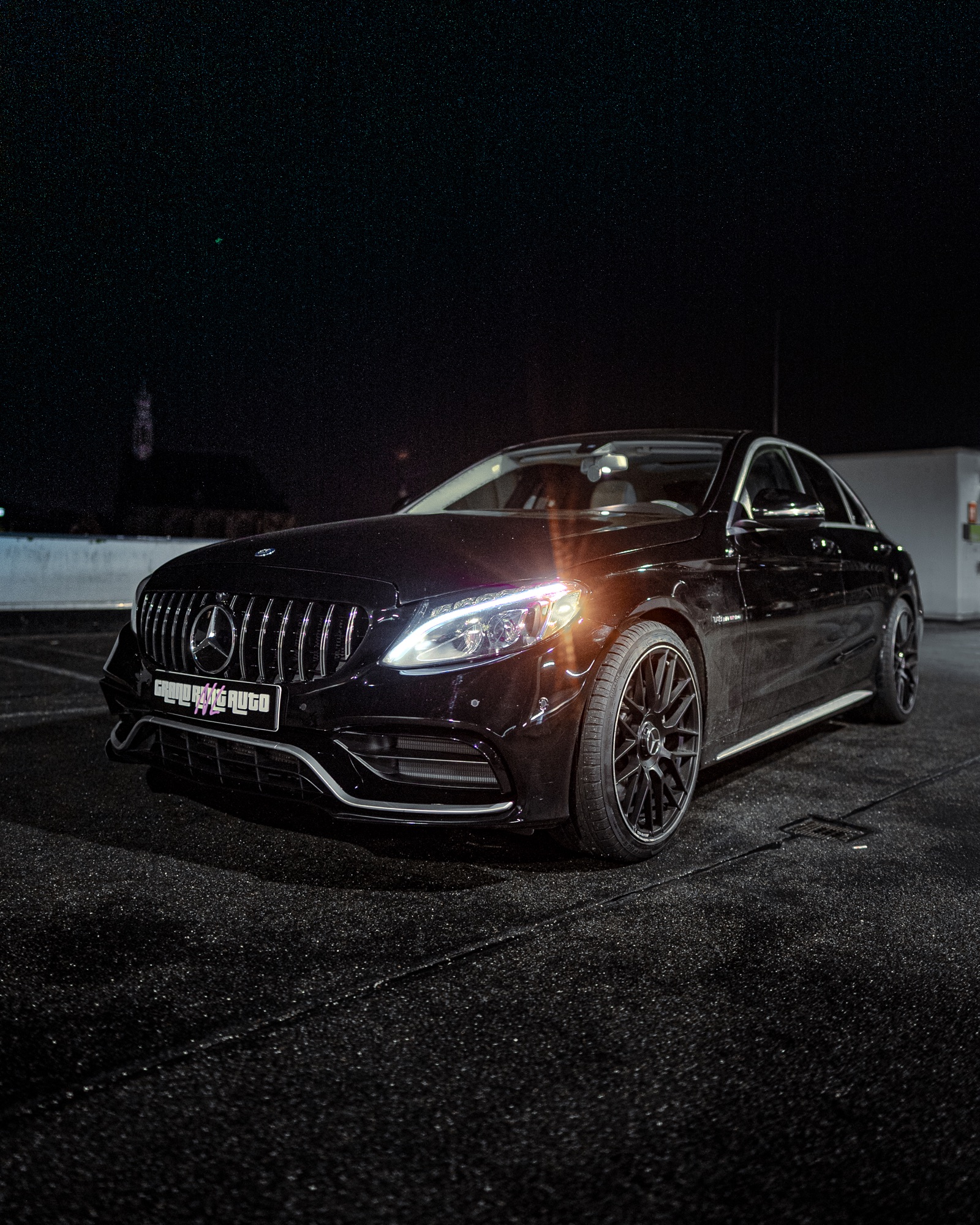 Zwarte Mercedes-Benz C 300 AMG sedan 's nachts