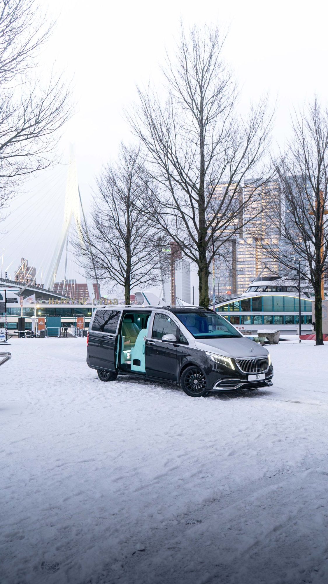 Mercedes V-Klasse Maybach VIP-van in de sneeuw in Rotterdam