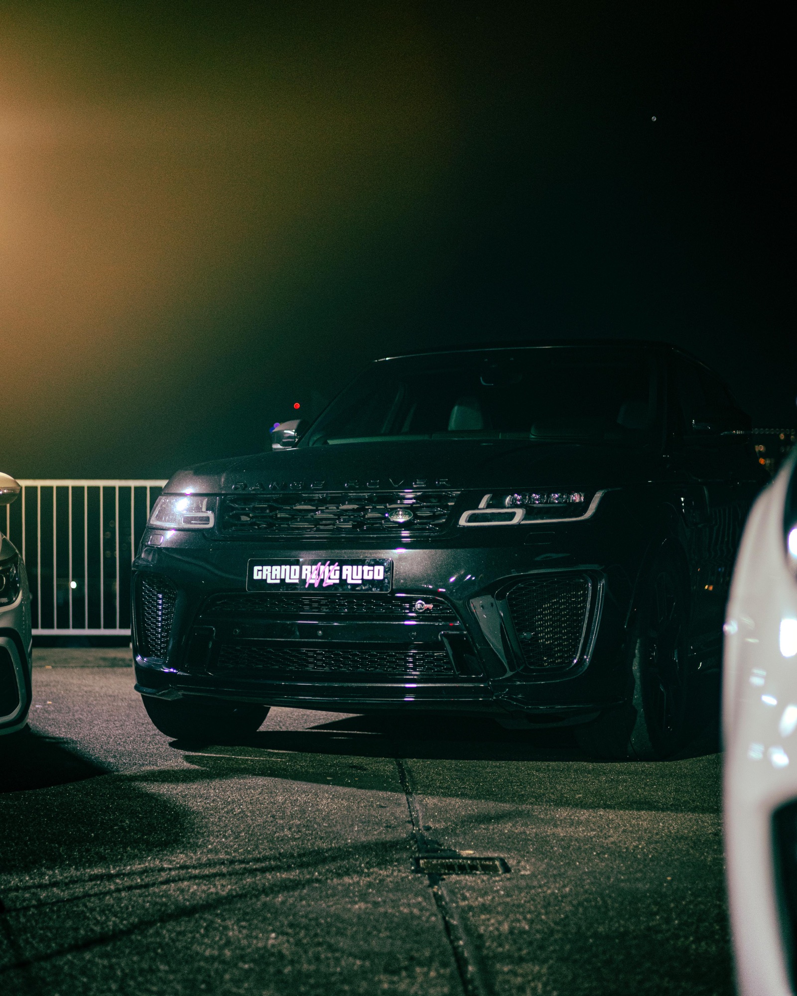 Zwarte Range Rover Sport SVR vooraanzicht 's nachts
